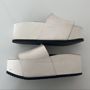 Intentionally Blank Cooper Platform Slide - White/Black